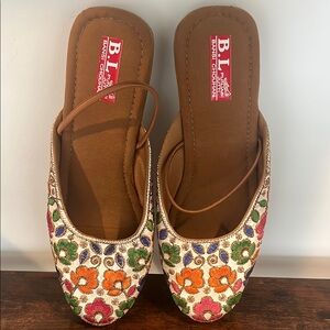 Gorgeous juttis brand new never worn